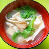 豆腐と舞茸つる菜の味噌汁
